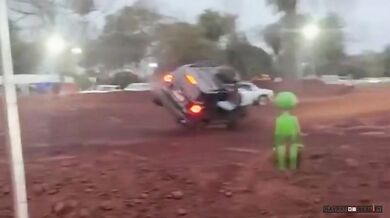 Žena zůstala uvězněná po převrácení vozidla při setkání terénních aut