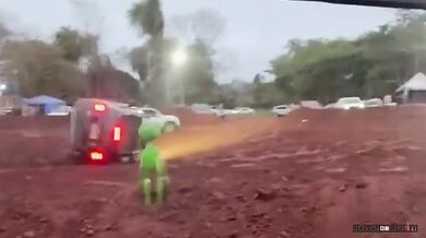 Žena zůstala uvězněná po převrácení vozidla při setkání terénních aut