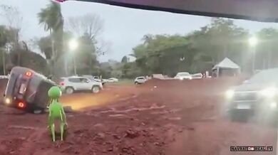 Žena zůstala uvězněná po převrácení vozidla při setkání terénních aut