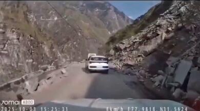 Obrovský balvan se zřítil na jedoucí auto