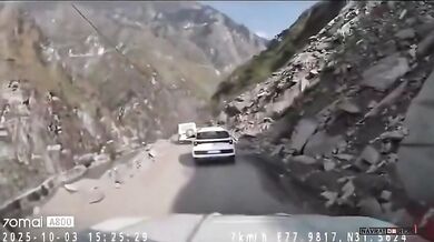 Obrovský balvan se zřítil na jedoucí auto