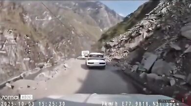 Obrovský balvan se zřítil na jedoucí auto