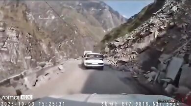 Obrovský balvan se zřítil na jedoucí auto