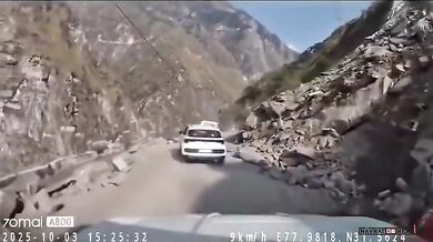 Obrovský balvan se zřítil na jedoucí auto