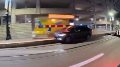 Řidič bez řidičáku a pojištění havaroval a zázrakem vyvázl bez zranění