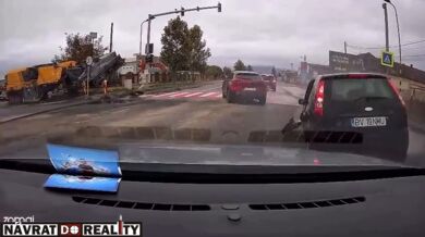 Sloup zachránil chodce před možnou tragickou srážkou