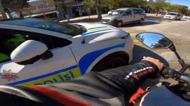 Motorkář z Gaziantepu obvinil policii z nebezpečného zásahu