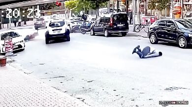 Střet vyjíždějícího automobilu s motorkářem