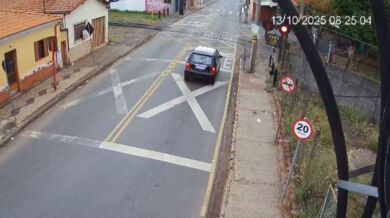 Pickup byl smeten a vlečen vlakem