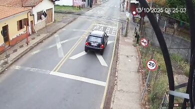 Pickup byl smeten a vlečen vlakem