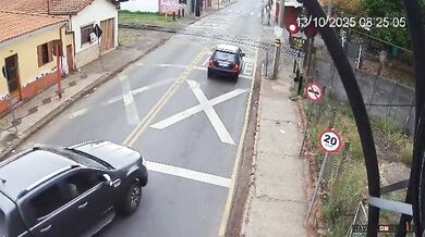 Pickup byl smeten a vlečen vlakem