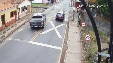 Pickup byl smeten a vlečen vlakem