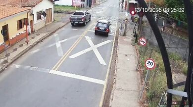 Pickup byl smeten a vlečen vlakem