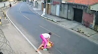 Běžec sražen motorkou v plné rychlosti