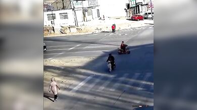 Brutální srážka skútraře a chodce