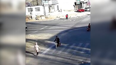 Brutální srážka skútraře a chodce