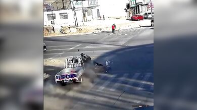 Brutální srážka skútraře a chodce
