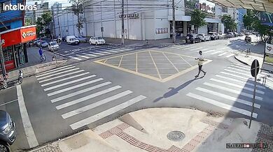 Dramatická nehoda v Maringá: Auto nedalo přednost a srazilo motorkáře