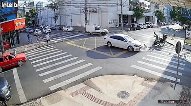 Dramatická nehoda v Maringá: Auto nedalo přednost a srazilo motorkáře