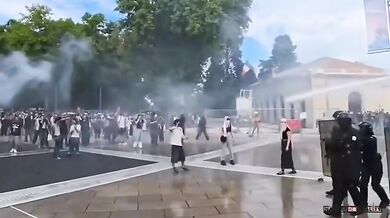 Masové protesty „Block Everything“ ochromily Francii