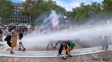 Masové protesty „Block Everything“ ochromily Francii