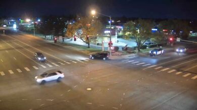 Opilý řidič narazil do policejního auta