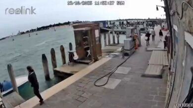 Bezdomovkyně v Benátkách zapálila kartony u benzínové pumpy