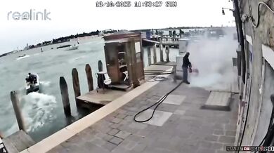 Bezdomovkyně v Benátkách zapálila kartony u benzínové pumpy