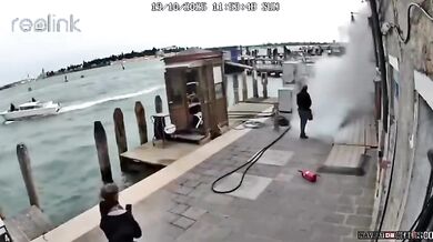 Bezdomovkyně v Benátkách zapálila kartony u benzínové pumpy