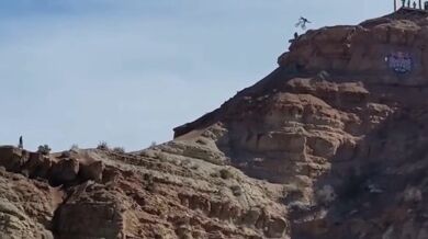 Dva freestyle jezdci skončili v nemocnici po těžkých pádech na Red Bull Rampage