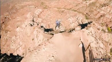 Dva freestyle jezdci skončili v nemocnici po těžkých pádech na Red Bull Rampage