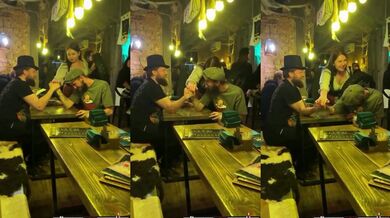 Bolestivá páka v hospodě