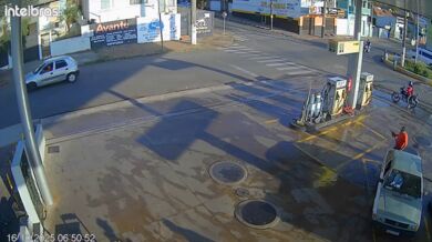 Dramatická nehoda u čerpací stanice: motocykl po kolizi narazil do další motorky a srazil obsluhu