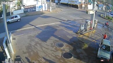 Dramatická nehoda u čerpací stanice: motocykl po kolizi narazil do další motorky a srazil obsluhu