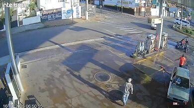 Dramatická nehoda u čerpací stanice: motocykl po kolizi narazil do další motorky a srazil obsluhu