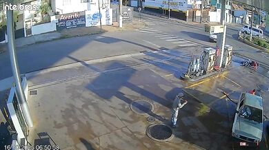 Dramatická nehoda u čerpací stanice: motocykl po kolizi narazil do další motorky a srazil obsluhu