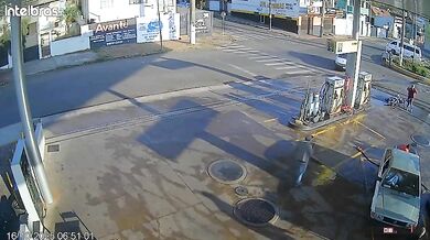 Dramatická nehoda u čerpací stanice: motocykl po kolizi narazil do další motorky a srazil obsluhu