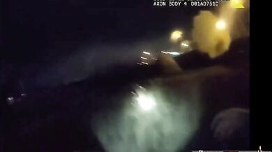 Opilý řidič uvízl v ostnatém drátu a pozvracel zasahujícího policistu po zběsilé honičce