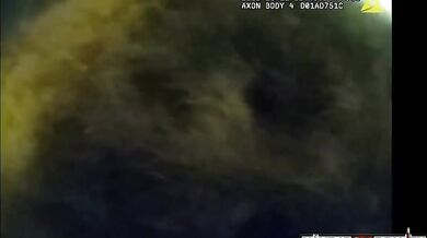 Opilý řidič uvízl v ostnatém drátu a pozvracel zasahujícího policistu po zběsilé honičce