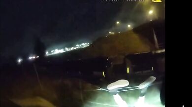 Opilý řidič uvízl v ostnatém drátu a pozvracel zasahujícího policistu po zběsilé honičce