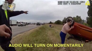 Policisté zachránili nemluvně zpod převráceného auta po těžké nehodě