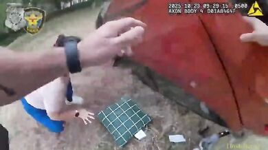 Policisté zachránili nemluvně zpod převráceného auta po těžké nehodě