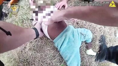 Policisté zachránili nemluvně zpod převráceného auta po těžké nehodě