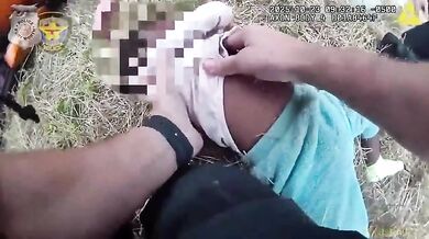 Policisté zachránili nemluvně zpod převráceného auta po těžké nehodě