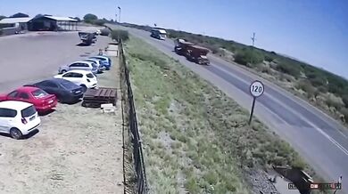 Střet motorkáře s kamionem