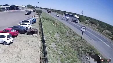 Střet motorkáře s kamionem