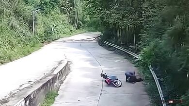 Smrt motorkářky po pádu stromu