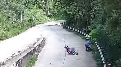Smrt motorkářky po pádu stromu