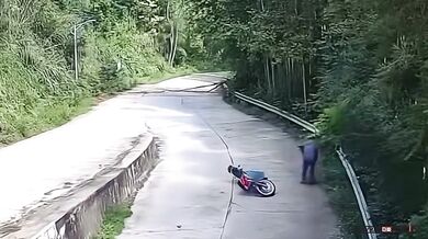 Smrt motorkářky po pádu stromu