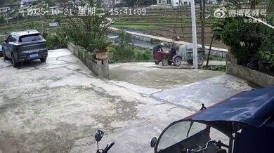 Nevydařená jízda traktorem do kopce